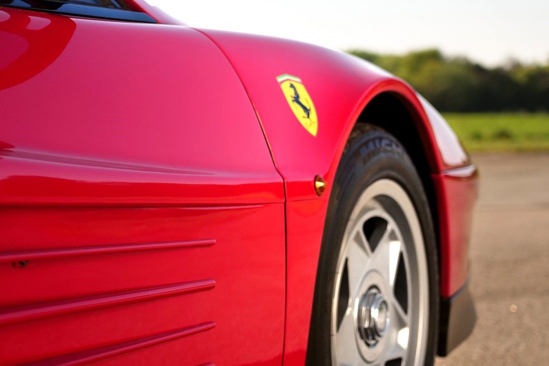 Η Ferrari λανσάρει ρεστοράν και επώνυμα ρούχα